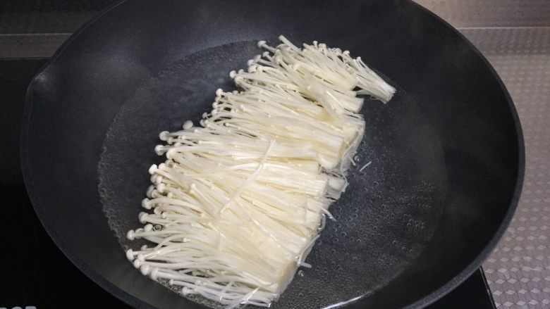 酸汤肥牛,开水下锅,焯熟