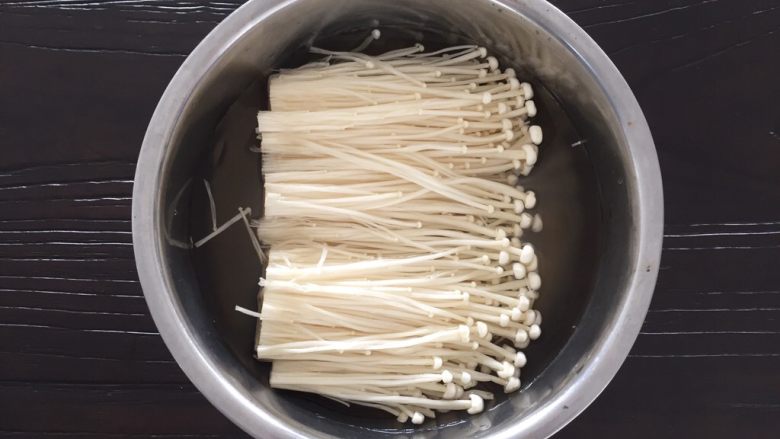 酸汤肥牛,金针菇泡水半小时,水中放少许盐