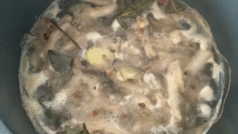 泡椒凤爪,大火煮开,继续煮约十分钟