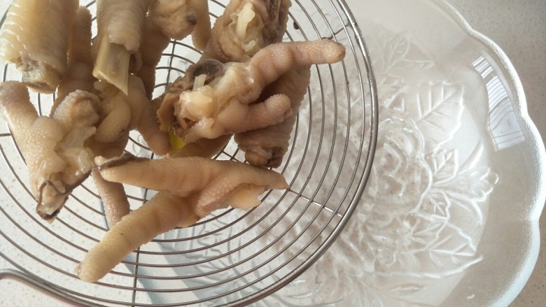 泡椒凤爪,煮好之后捞起来放入凉白开中,洗2~3遍洗干净。