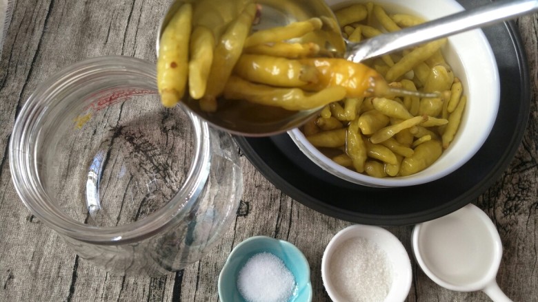 泡椒凤爪,取一个大玻璃瓶,1/3的泡椒,放在瓶底。