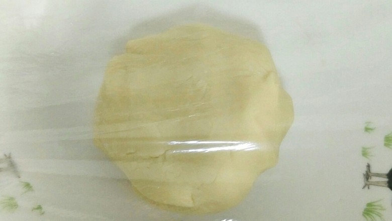 荷花酥,然后揉到一起成一个大圆形,覆盖上保鲜膜,静置30分钟(这是油酥的做法)
