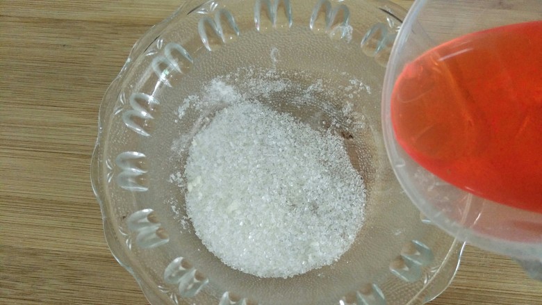 荷花酥,把色素水倒入<a style='color:red;display:inline-block;' href='/shicai/ 869'>白砂糖</a>里混合融化(这是糖色素水)