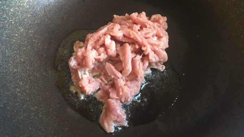 京酱肉丝,锅烧热,倒入适量油,放入里脊肉