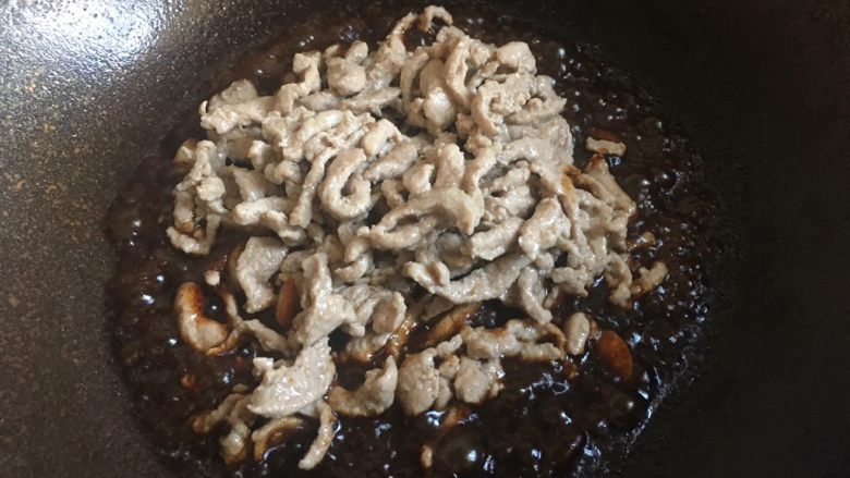 京酱肉丝,加入肉丝,翻炒均匀,收汁后加入适量芝麻油盛起