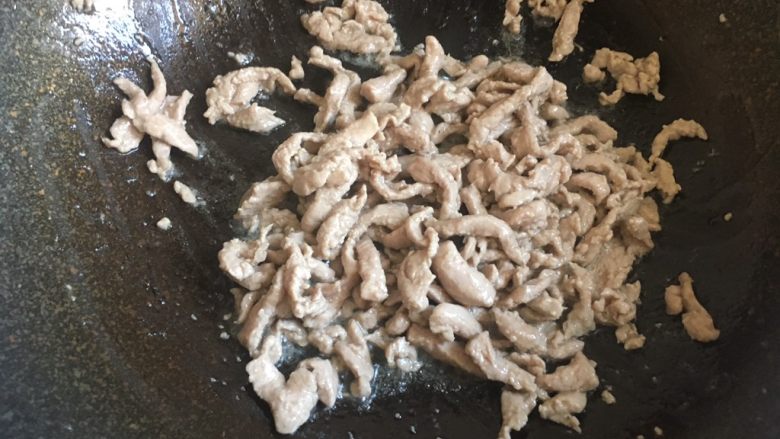 京酱肉丝,翻炒均匀,肉丝变色后盛起