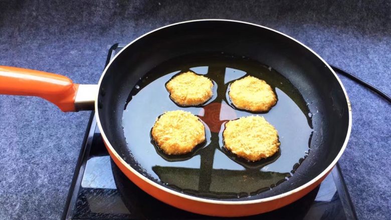 香糯南瓜饼,锅中倒入适量油,油三成热放入南瓜饼,小火慢慢炸至两面金黄色就好,切记,火不要大,面包糠是干的很容易糊,到时候炸糊了别问我没有告诉你哦!