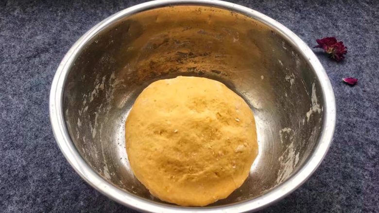 南瓜发糕,用手揉搓几分钟,揉成面团。