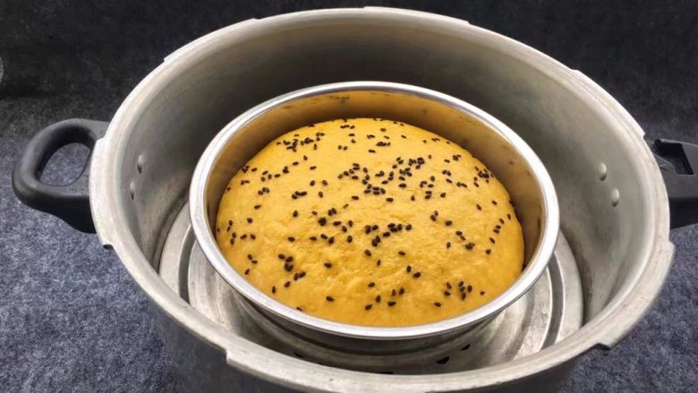南瓜发糕,南瓜面团发酵过程最好放热的地方进行发酵,可以缩短发酵时间,南瓜面团体积膨大大约有2倍多,南瓜面团放入蒸锅中,大火蒸25分钟,焖5分钟即可。