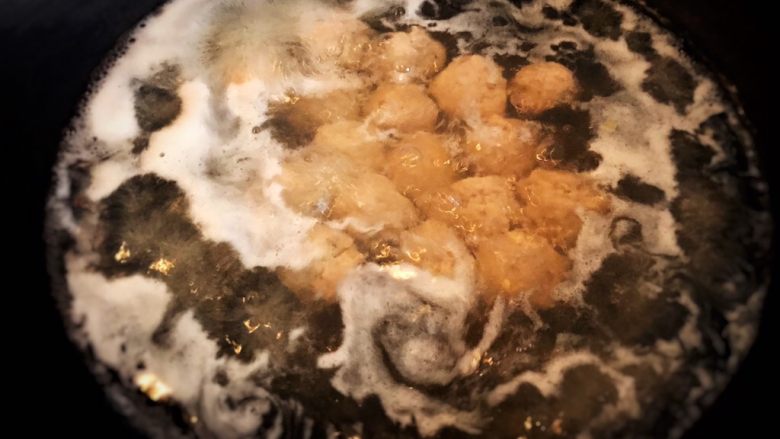 宴客菜:冬瓜什锦盏,烧一锅水,水开以后,用中小火,鸡肉馅做成丸子下锅。不用着急,一个一个做。
煮熟捞出备用
