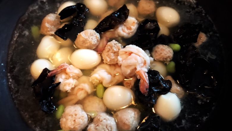 宴客菜:冬瓜什锦盏,除冬瓜外,所有食材下锅,加水(高汤更好),放入料酒、盐、鸡汤宝,白胡椒粉,尝味。
最后加入水淀粉。