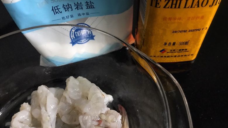 宴客菜：冬瓜什锦盏,虾仁加少量料酒，盐拌匀。静置15-20分钟，焯熟备用