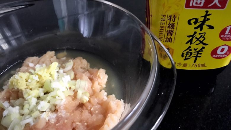 宴客菜:冬瓜什锦盏,继续用刀背拍,直到成为图中的样子。加入姜末,葱末,酱油