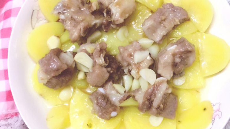 土豆蒸排骨,清甜可口的土豆蒸排骨就出来啦~
