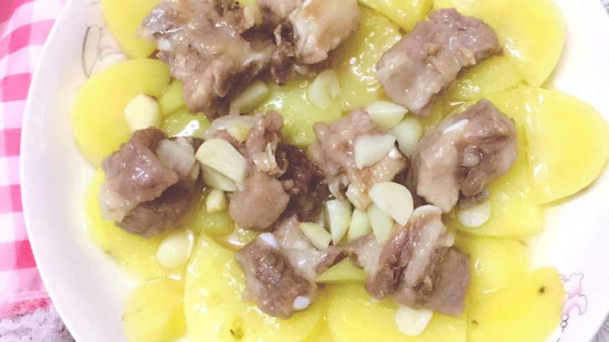 土豆蒸排骨