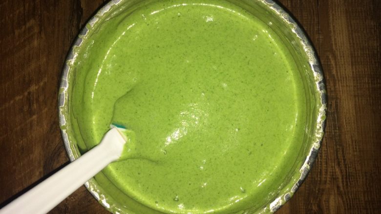 翡翠肉松蛋糕卷,剩下的蛋白霜分两次加入蛋黄糊中,继续拌均匀。