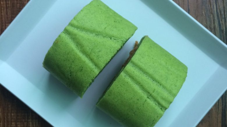 翡翠肉松蛋糕卷,切开,可以吃了。