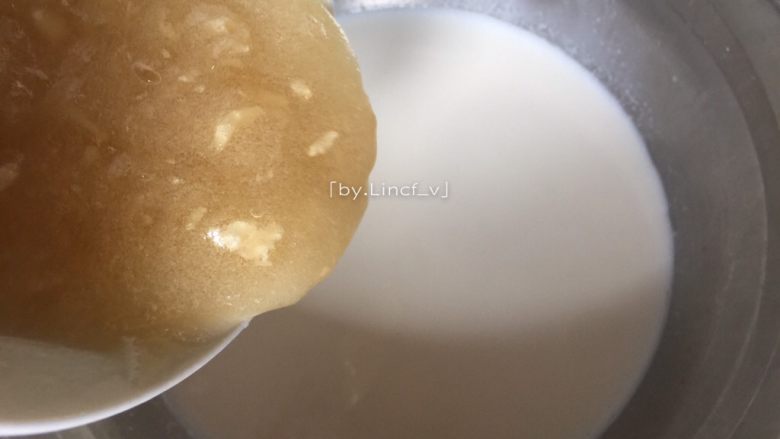奶香桂花糕,将270g纯牛奶和白糖倒入奶锅中加热煮沸,然后加入其中一份搅拌均匀后的吉利丁粉,搅拌均匀