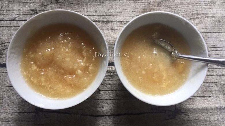 奶香桂花糕,接着分别将两份吉利丁粉倒入碗中,各自加入适量清水搅拌均匀待用