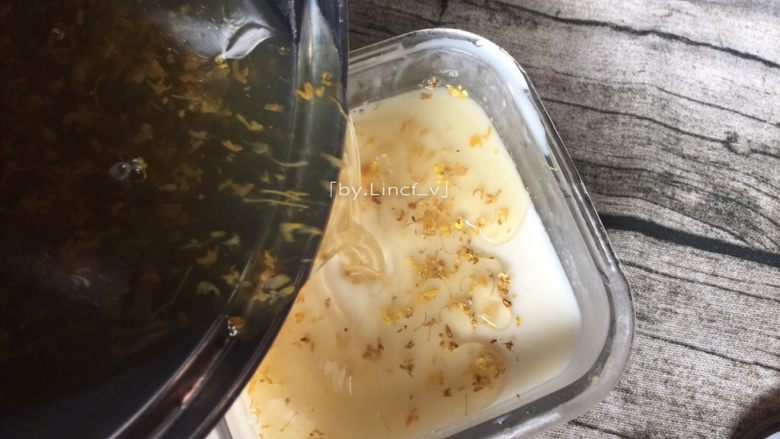 奶香桂花糕,凝固后取出,倒入适量的桂花液
