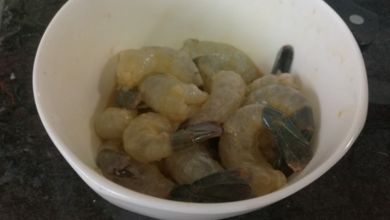 泰式鲜虾煲,虾肉用生粉,料酒,生抽,盐腌制