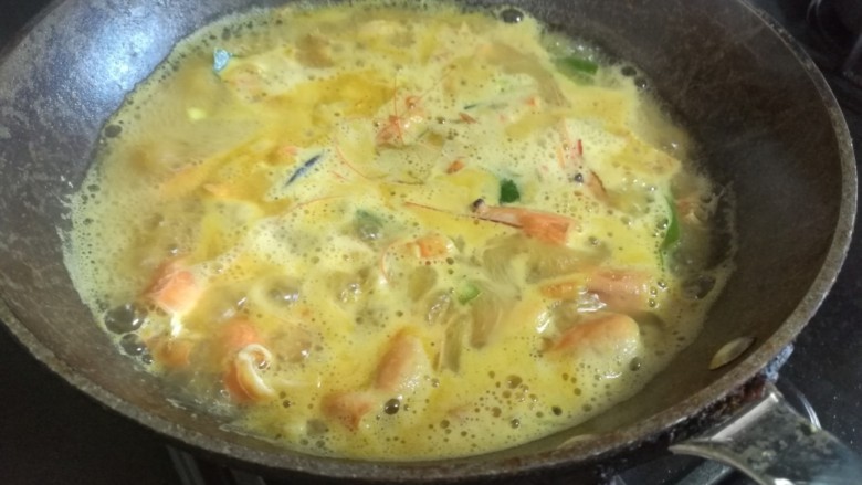 泰式鲜虾煲,加入虾头虾壳炒熟。加料酒,水,咖喱炖煮出香味。