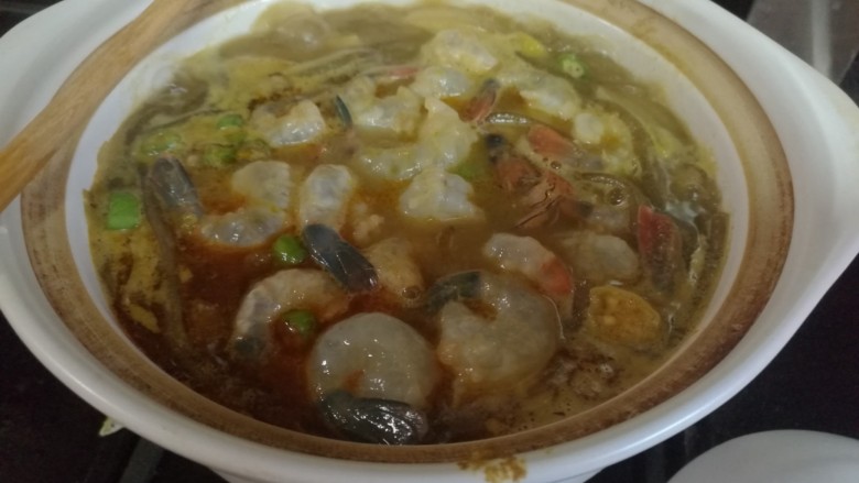 泰式鲜虾煲,腌制好的虾肉铺在表面,再闷煮5分钟。