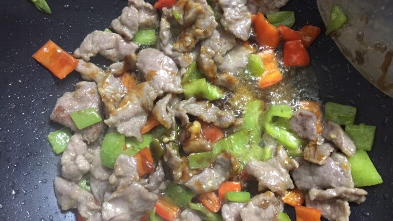 青椒牛肉,倒入蚝油大火翻炒一分钟左右,盛盘