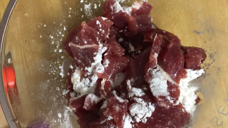 青椒牛肉,腌好的牛肉,加入10克的淀粉搅拌均匀