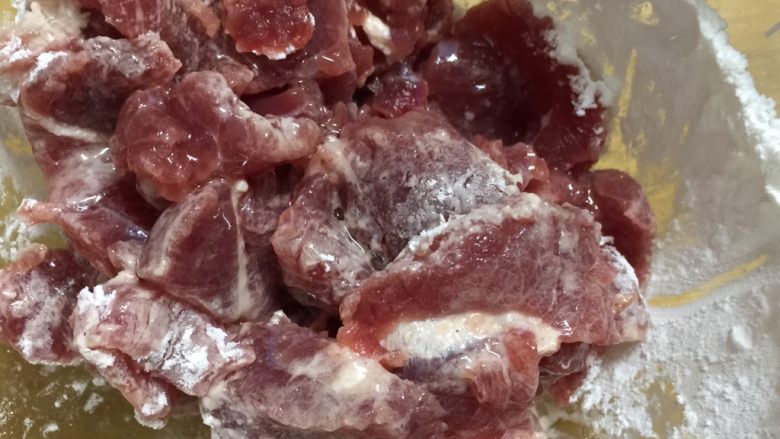青椒牛肉,加入5克的食用油搅拌,这样可以更润滑,预防粘粘一起