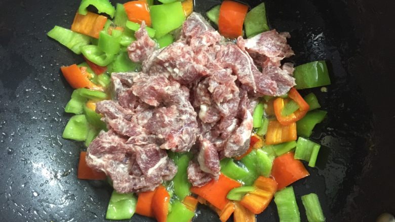 青椒牛肉,放入牛肉片,一片放入翻炒