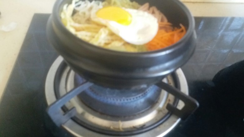 韩国石锅拌饭,放在火上加热,听到“嗞嗞”声后关火