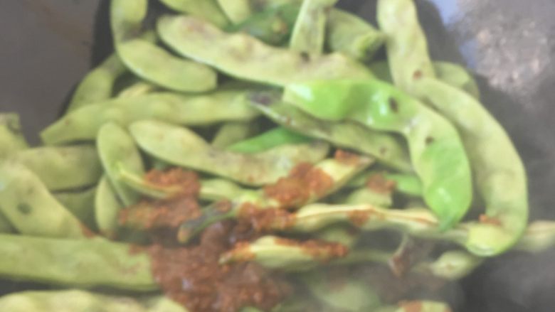 土豆炖豆角,这个是我妈自己做的豆瓣酱,超级香,只有一小坛,拿来做菜是有一点点心疼哈哈~~加入锅中,翻炒