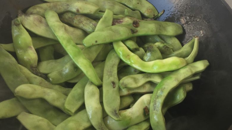 土豆炖豆角, 加入豆角,翻炒到翠绿