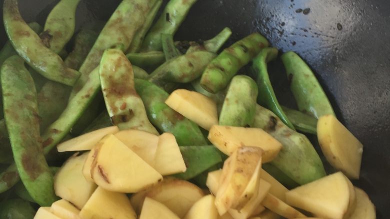 土豆炖豆角,加入土豆,继续炒,炒到均匀了以后,【加水,一多半的水就可以,大火烧开,然后小火炖,炖到土豆软烂,豆角变色就可以了,有汤汁的话,开盖大火收汁,