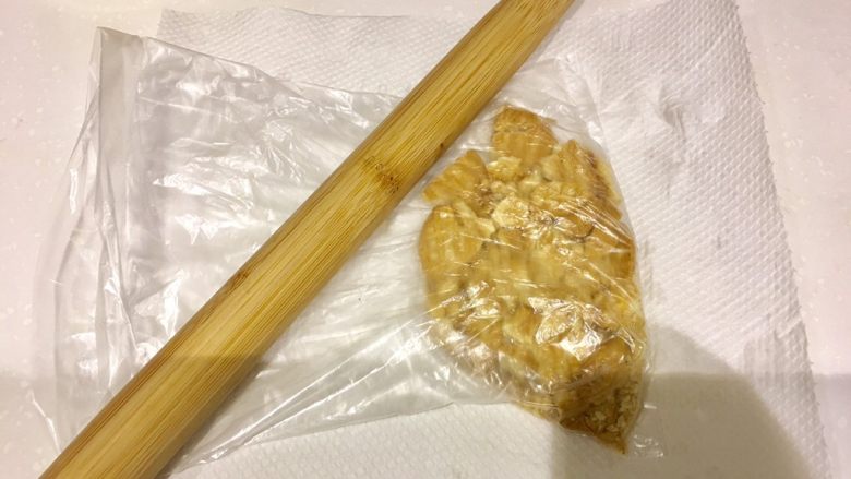 芒果木糠杯,饼干装袋子 用擀面杖压碎…