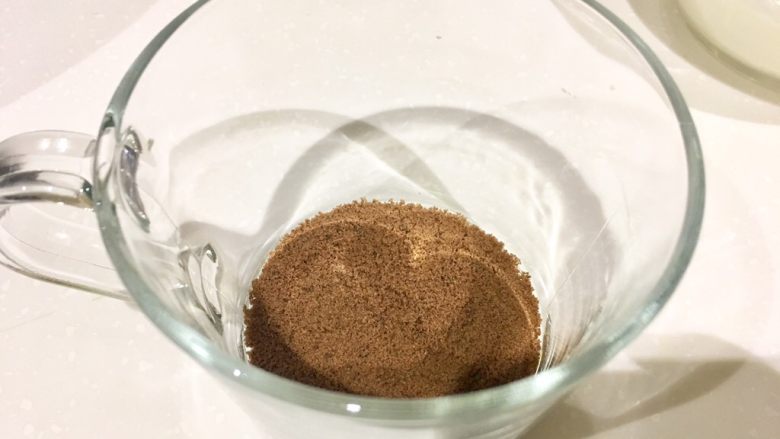 芒果木糠杯,好了,把巧克力饼干碎铺满底层