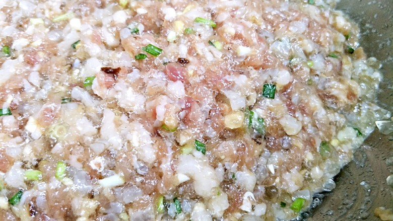 美味多汁灌汤包,往一个方向翻拌,直到看起来水嫩饱满~
放冰箱冷藏免得猪皮冻化了就不好包了