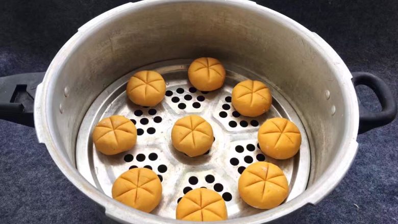 好吃不上火的蒸南瓜饼,做好的南瓜饼坯整齐的放入蒸锅中,调大火蒸25分钟,过5分钟开盖。