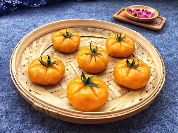好吃不上火的蒸南瓜饼,姐妹们,发挥自己的想象,可以根据自己的想象做各种造型来吸引宝宝食欲,为了更加逼真,我放上西红柿提子做点缀,是不是更好看呢?
