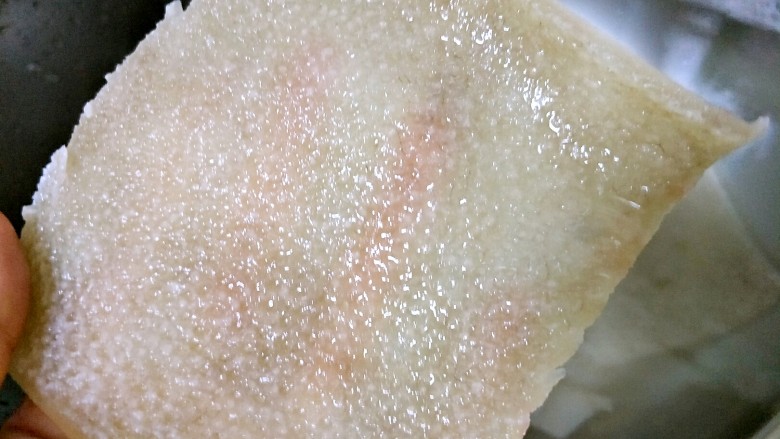 水晶猪皮冻,这是第一遍的样子,还有少许油脂没有去干净~