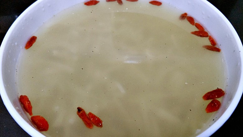 水晶猪皮冻,压好后盛出加入盐巴少许胡椒粉放凉然后冰箱冷藏一晚~我是晚上做的所以冷藏一个晚上,白天做可以观察下时间~
(枸杞真的很鸡肋,本以为加了好看些,但是影响切片,觉得不加为好。)