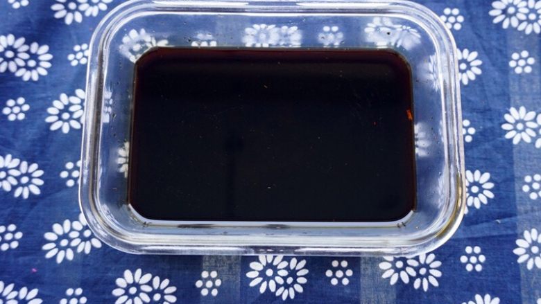 红糖凉糕,
将<a style='color:red;display:inline-block;' href='/shicai/ 882'>红糖</a>加少量水放于蒸锅中蒸化至浓稠状态