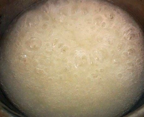 红糖凉糕,
熟化,在锅中先准备500g冷水,将调好的浆搅拌均匀倒入锅中,用大火加热熟化,在加热过程中不停搅拌,以免粘锅,当米浆变为粘稠糊状后,改为中火继续加热5分钟至熟