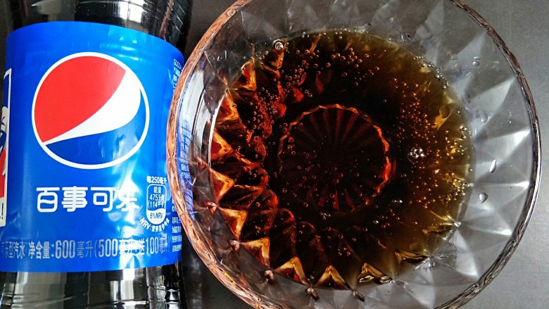 虎皮鸡爪,准备一碗可乐(甜酒酿、蜂蜜都可以)直接抹上老抽也行~