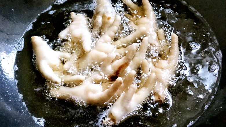 虎皮鸡爪,放入鸡爪油炸~
这个过程非常容易溅油,一定要小心,盖好锅盖~