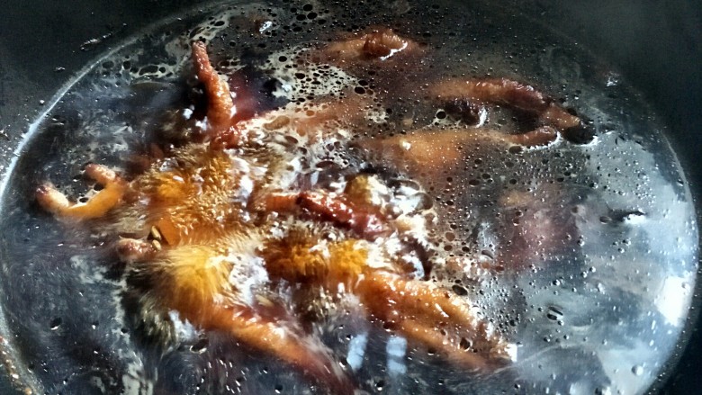 虎皮鸡爪,将鸡爪放入卤水中煮10分钟关火闷30-60分钟~(因为鸡爪不能煮很长时间,10分钟又煮不出卤味,所以最好提前准备卤水~有的地方直接用冰水浸泡,我家那边是用卤水煮泡的)