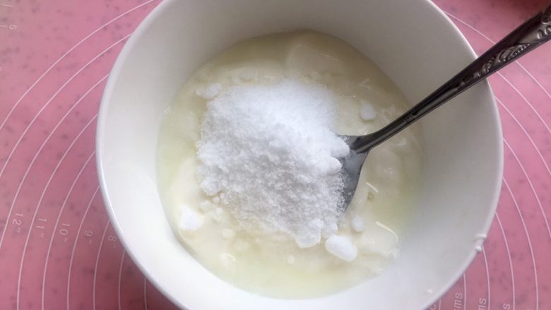 火龙果酸奶雪糕,自制<a style='color:red;display:inline-block;' href='/shicai/ 885'>酸奶</a>加入细砂糖,多少根据自己的口味来,搅拌均匀,要糖完全融化。