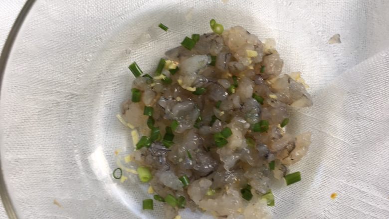虾仁鸡蛋卷,用筷子搅拌均匀,完成调味