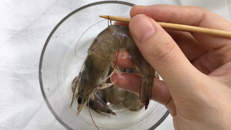 虾仁鸡蛋卷,挑出虾线,可以用竹签直接从虾背的第二和第三节之间挑出来
